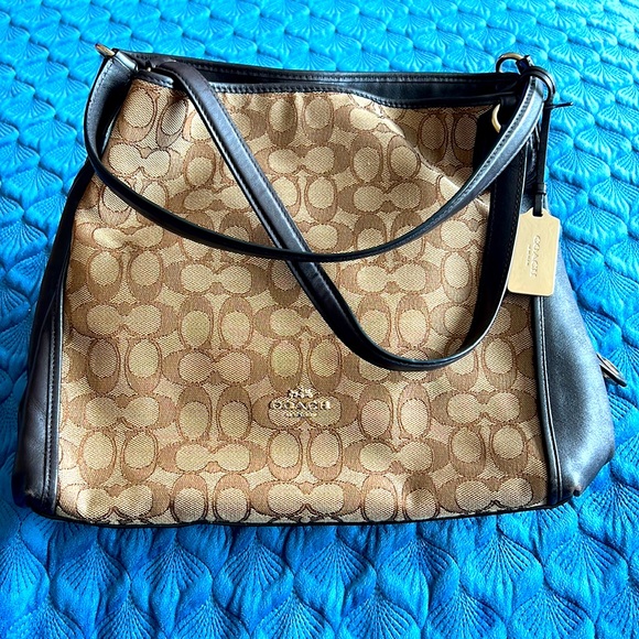 Coach Shoulder Bag In Signature Canvas - Picture 2 of 10